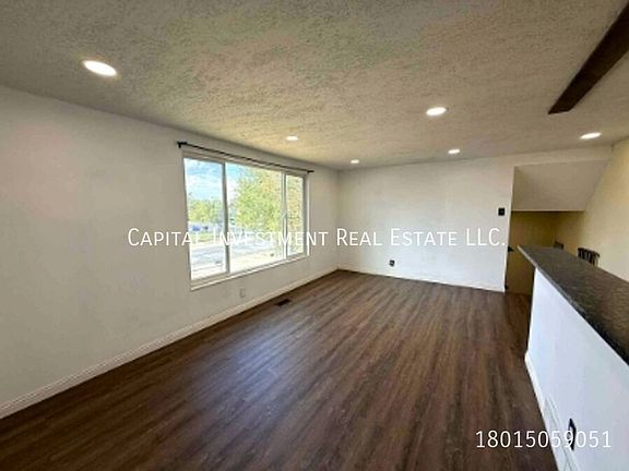 5th image of 1102 E Sego Lily Dr