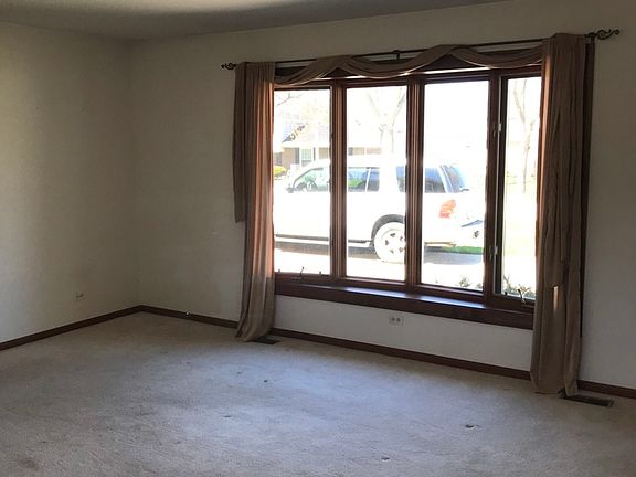 2nd image of 1015 W Noyes St
