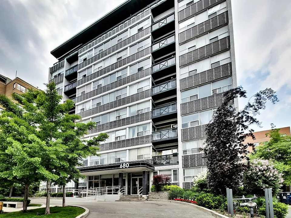 680 Roselawn Ave #701