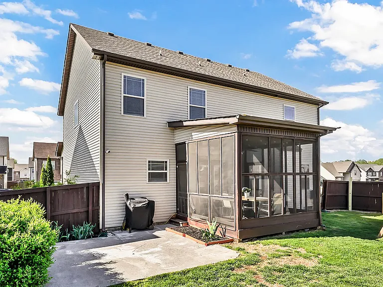 109 Easton Dr — Photo 32