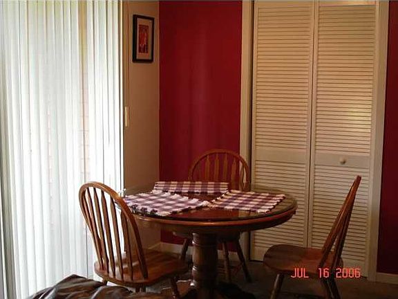 Eat-in area next to the kitchen