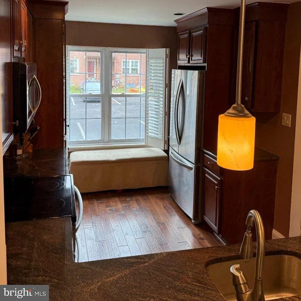 3 bed, 2.5 bath, 1986 sqft, $2,800 — Photo 3