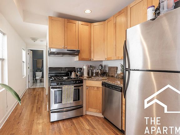 3rd image of 906 N Wood St #3R