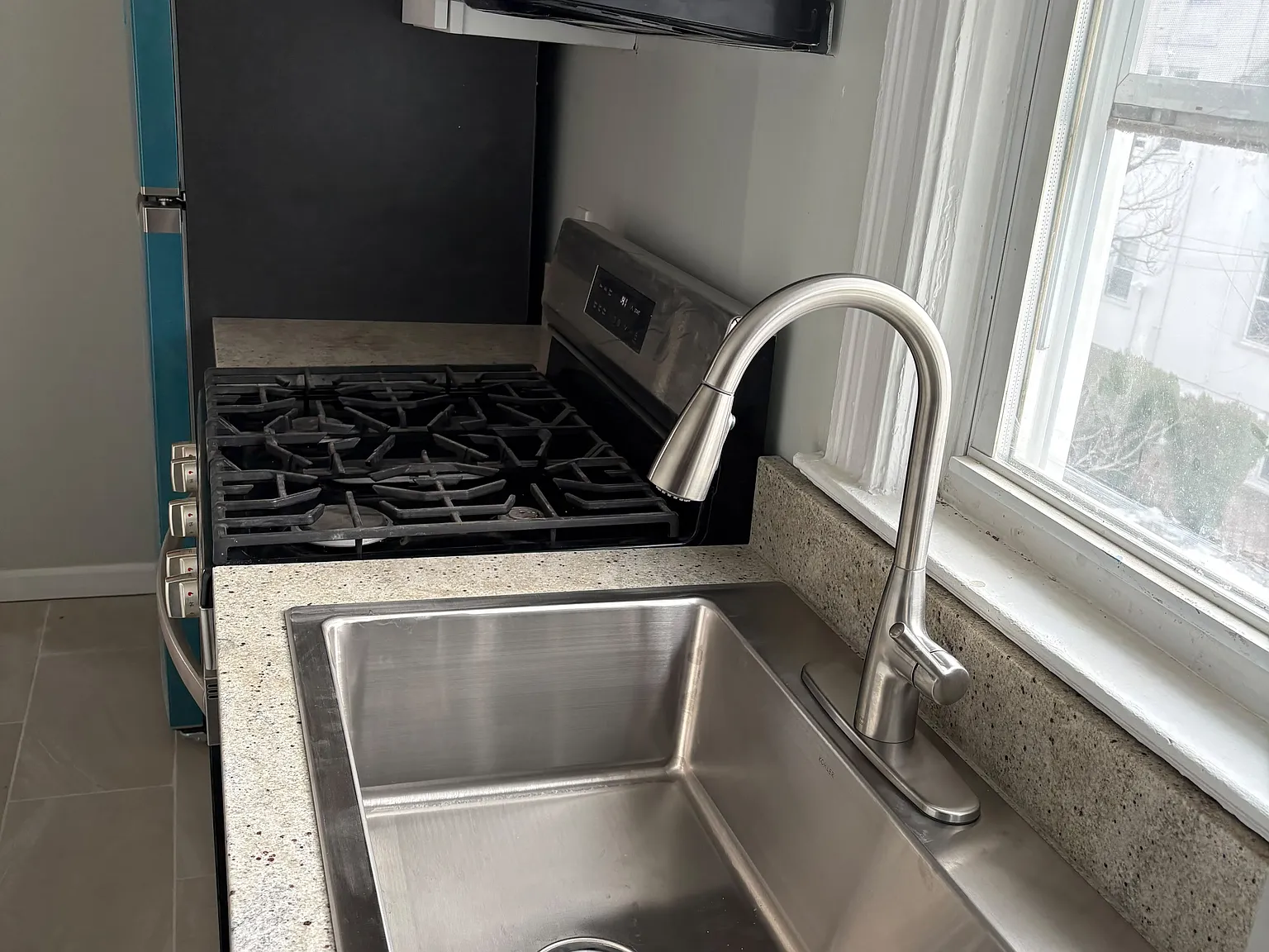 2 bed, 700 sqft, $2,300 — Photo 3