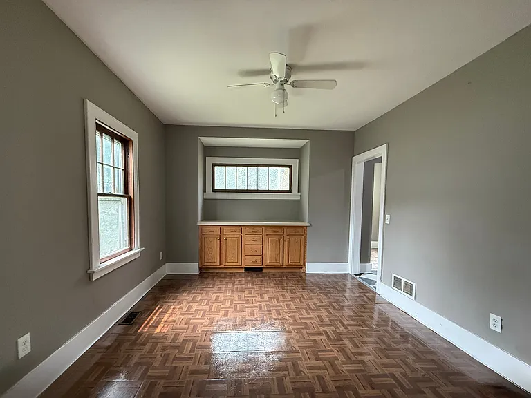 915 Woodstock Ave — Photo 7