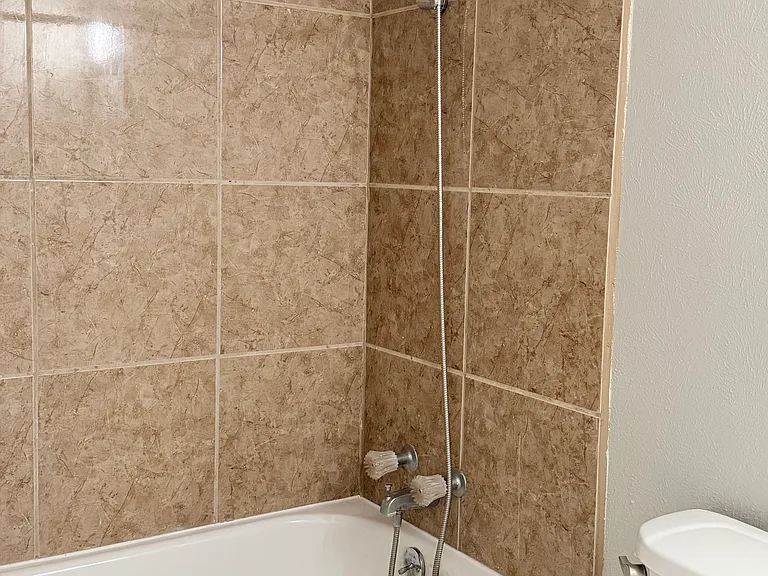 1024 Hawthorne Dr — Photo 11