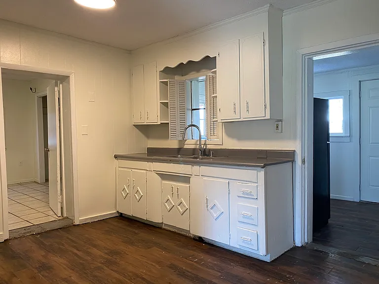 215 Queen Ave — Photo 6