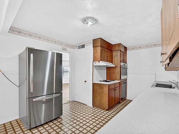 5th image of 3211 Maple Ave