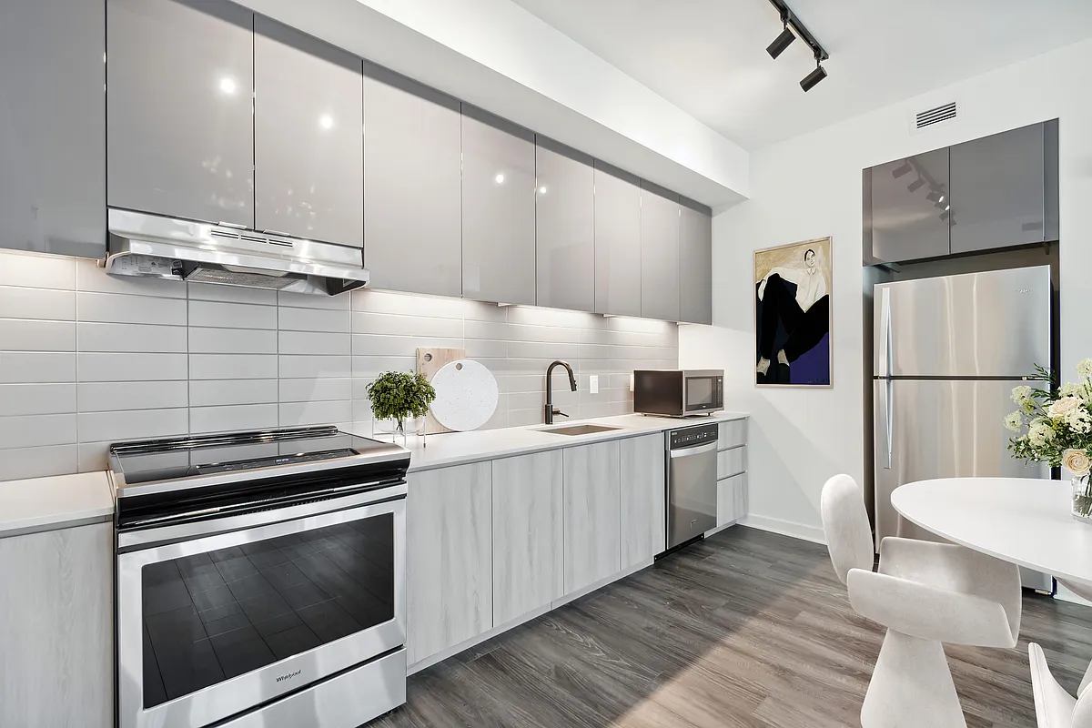 Building Photo - 555
