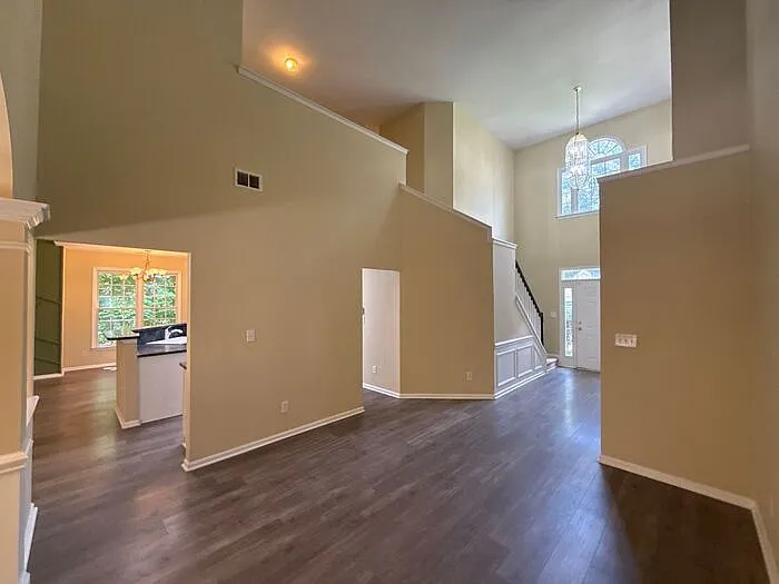 4 bed, 2.5 bath, 2700 sqft, $2,350 — Photo 4