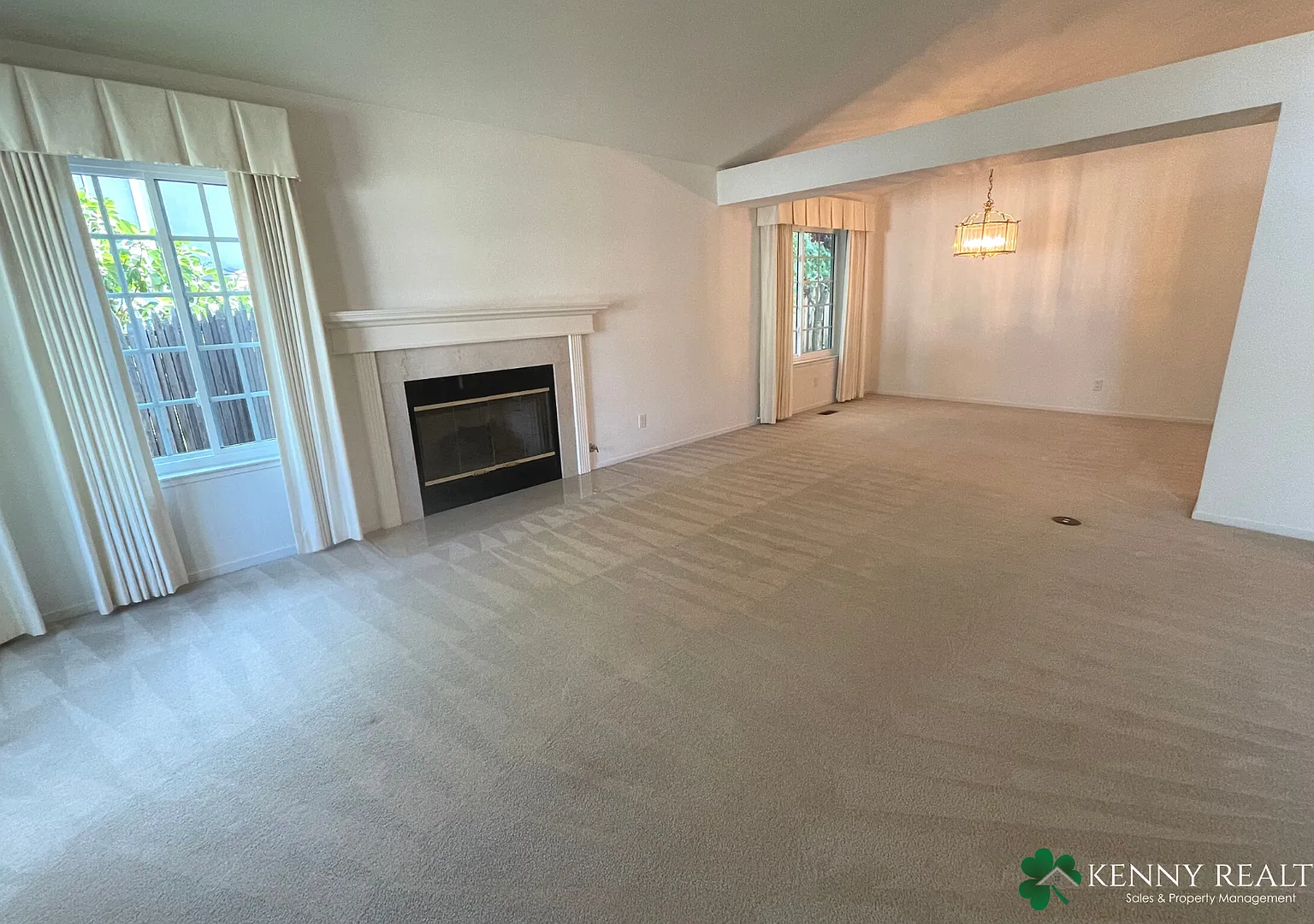 Stunning 3 Bedroom, 2 Bathroom Home in San Carlos — Photo 2