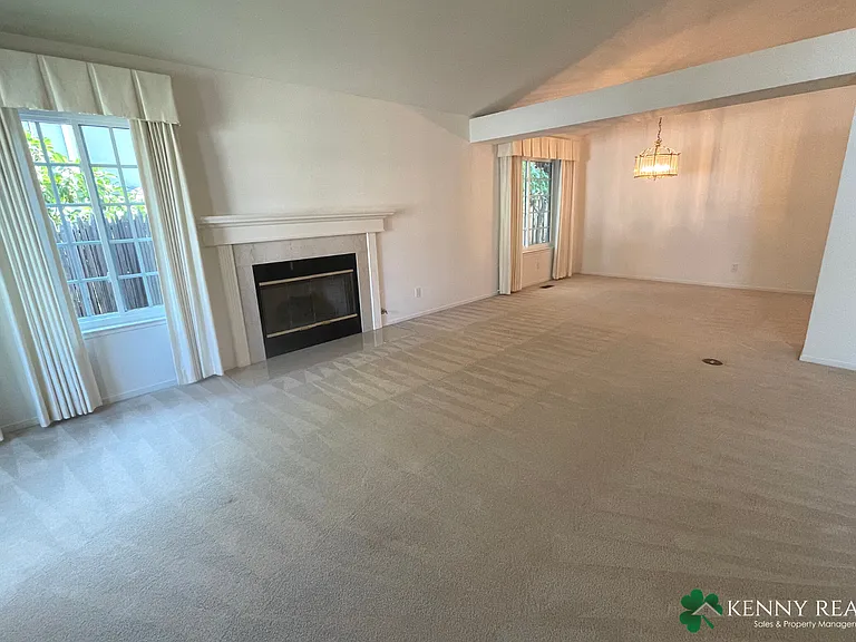 144 Glasgow Ln — Photo 2