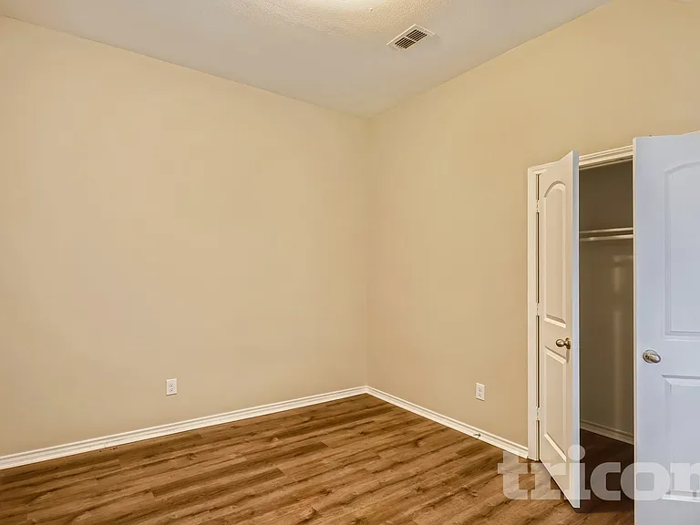 221 Anthony Ln — Photo 9