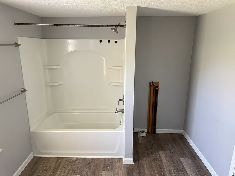 142 E Walnut St — Photo 5