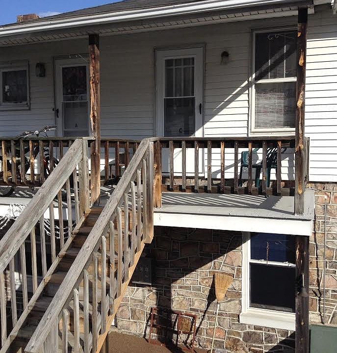 2nd Flr, Private entrance! and a Porch!