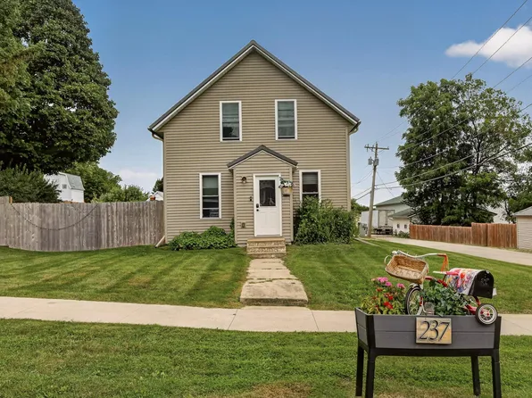 237 W 14th St, Saint Charles, MN 55972