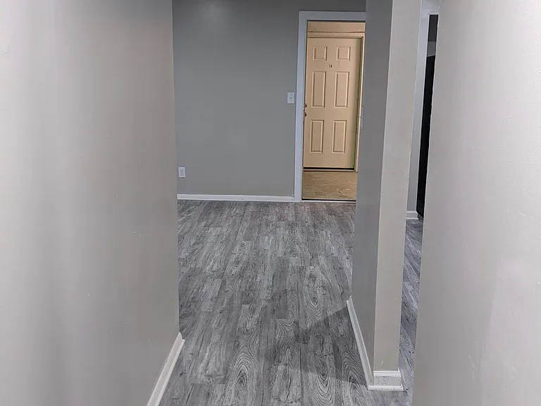 Redstone Garden Apartment — Photo 16