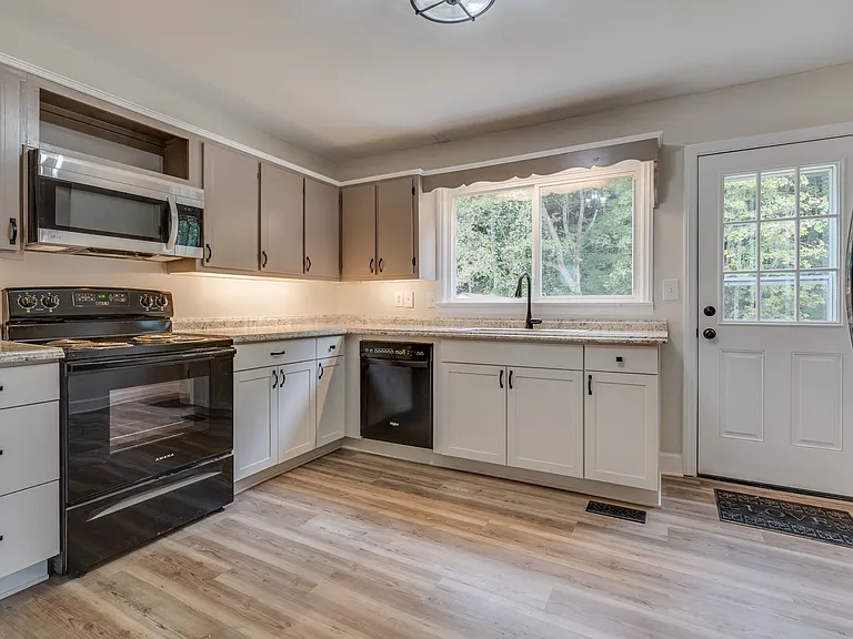 1210 Thomas Blvd — Photo 8
