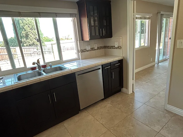 912 Redlen Ave — Photo 1
