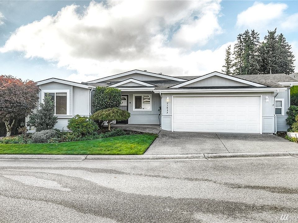 Wonderful 2 bedroom plus a den rambler style condo is freestanding with no attached walls