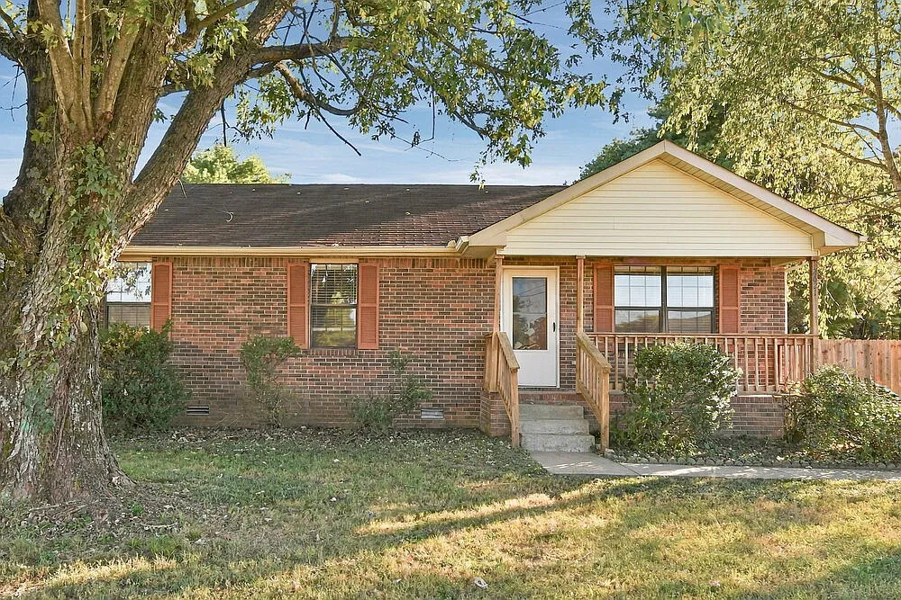 3 bed, 2.0 bath, 1215 sqft, $1,810 — Photo 1