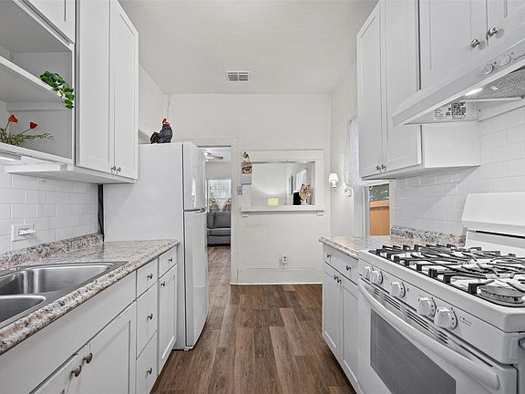 3rd image of 906 W Elizabeth St