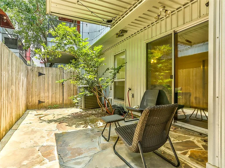 2918 Commerce St — Photo 8