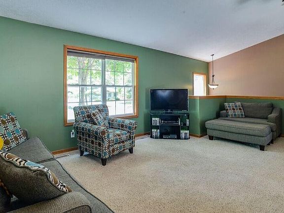 3rd image of 3670 Hidden Meadow Ln NE