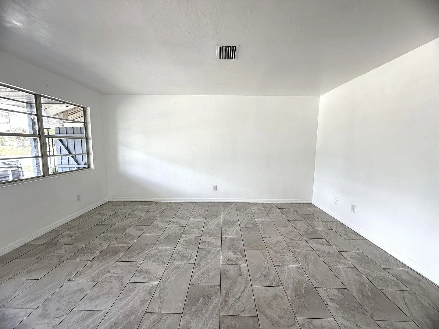 First Month Rent Free! Section 8 Friendly 4/2 On The Water! — Photo 4