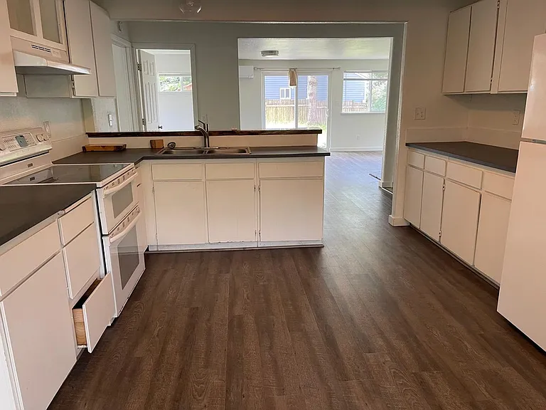 669 S Main St — Photo 12