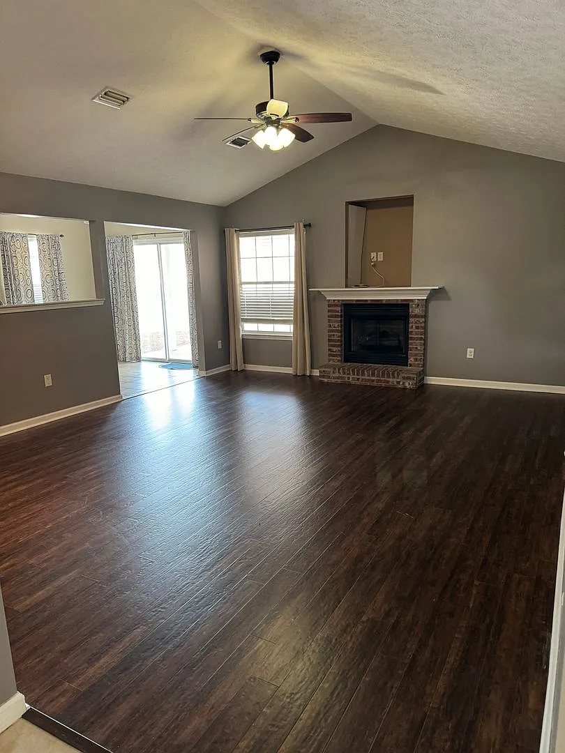 4 Bed 2 Bath — Photo 2