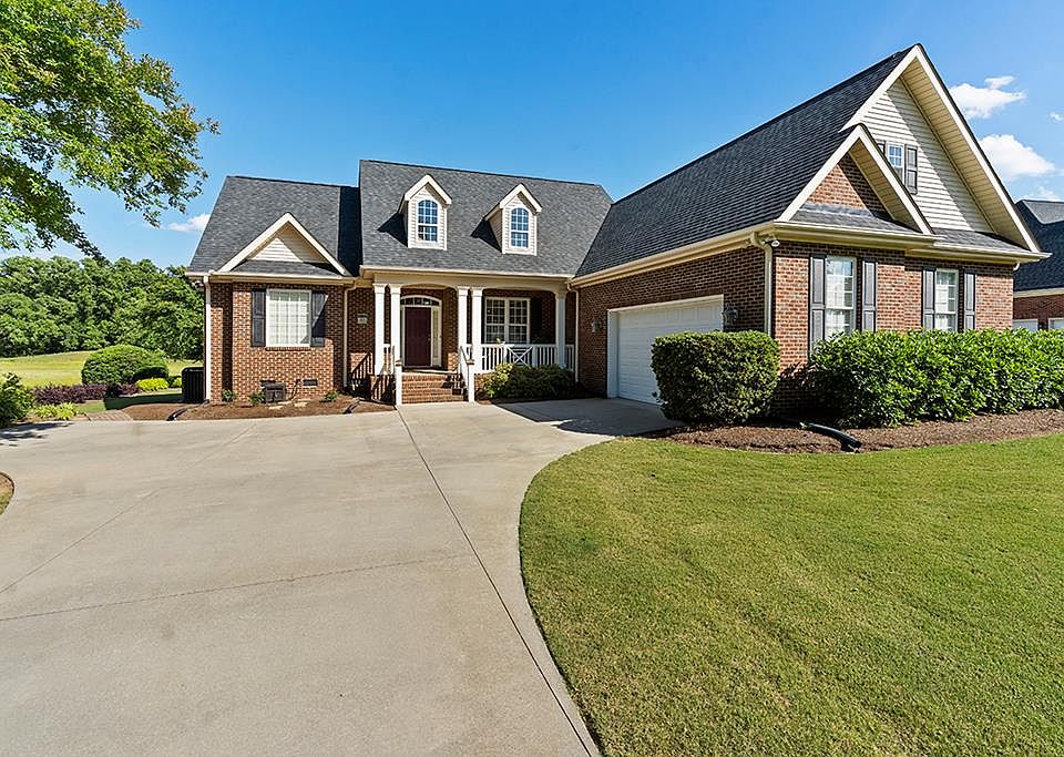 1st image of 110 Sand Trap Ln