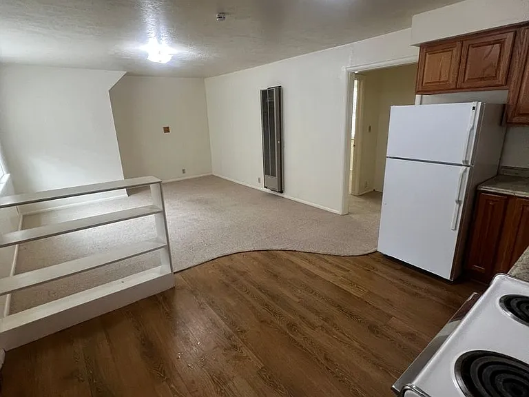 421 E Dunn St — Photo 4