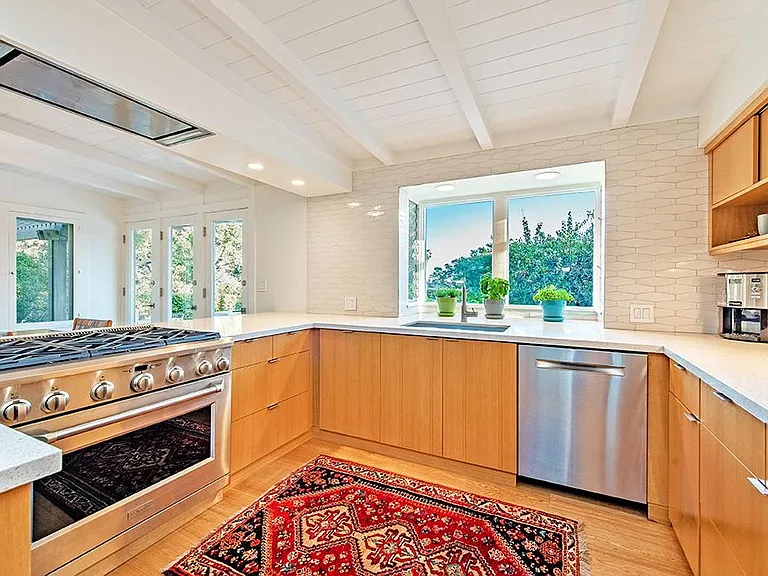 1211 E Valley Rd — Photo 15
