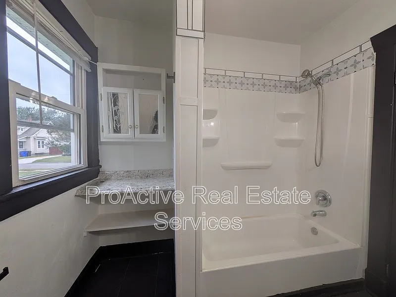 3 bed, 1.0 bath, 1123 sqft, $1,850 — Photo 2