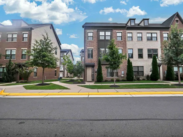 3061 Alan Shepard St, Herndon, VA 20171