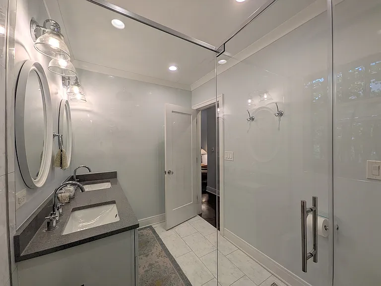 2741 Lincolnwood Dr — Photo 13