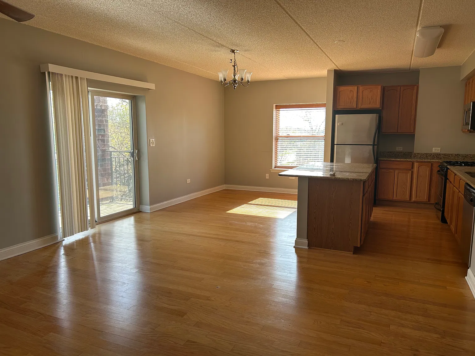 1 bed, 1100 sqft, $2,050 — Photo 4
