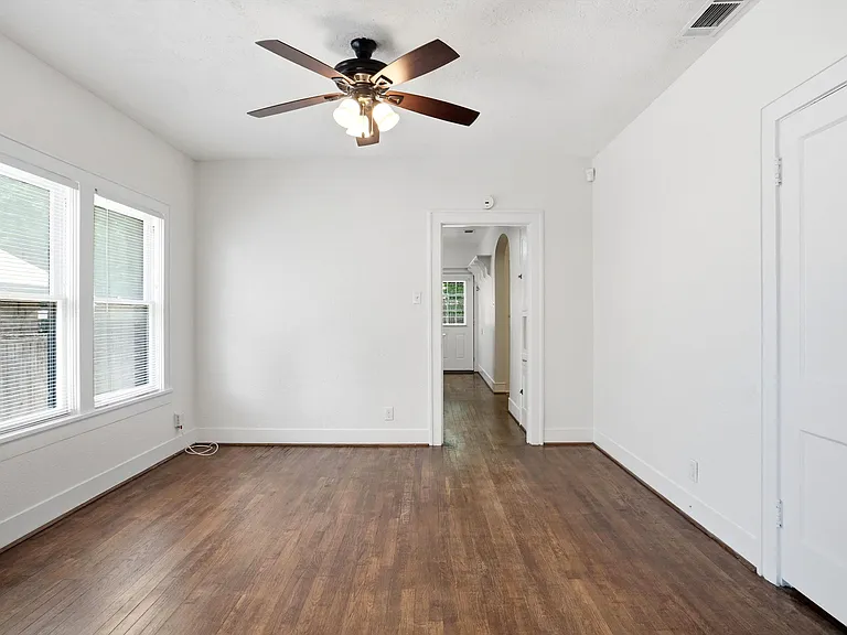 1806 Clover Ln — Photo 6