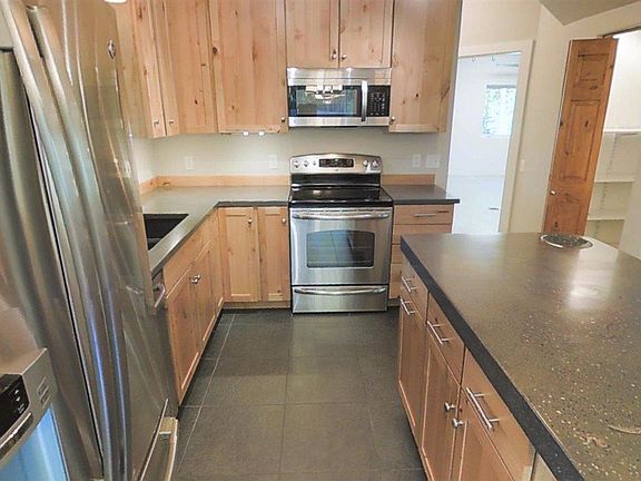 4th image of 695 Forest Hollow Dr