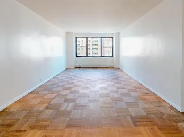 301 East 62nd Street image 3 of 16