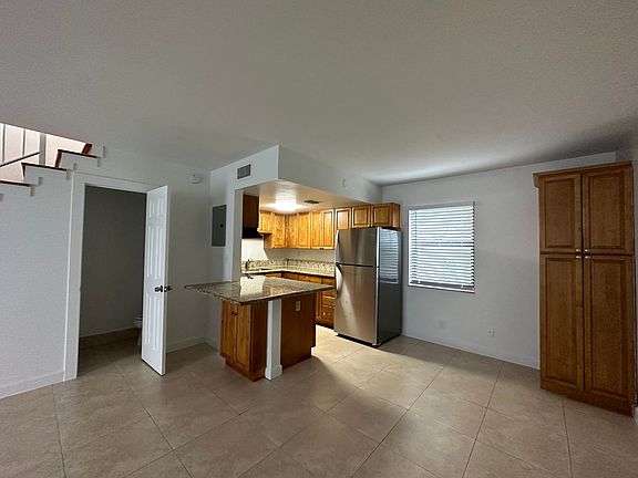 4th image of 2705 NE 9th Ave APT 210