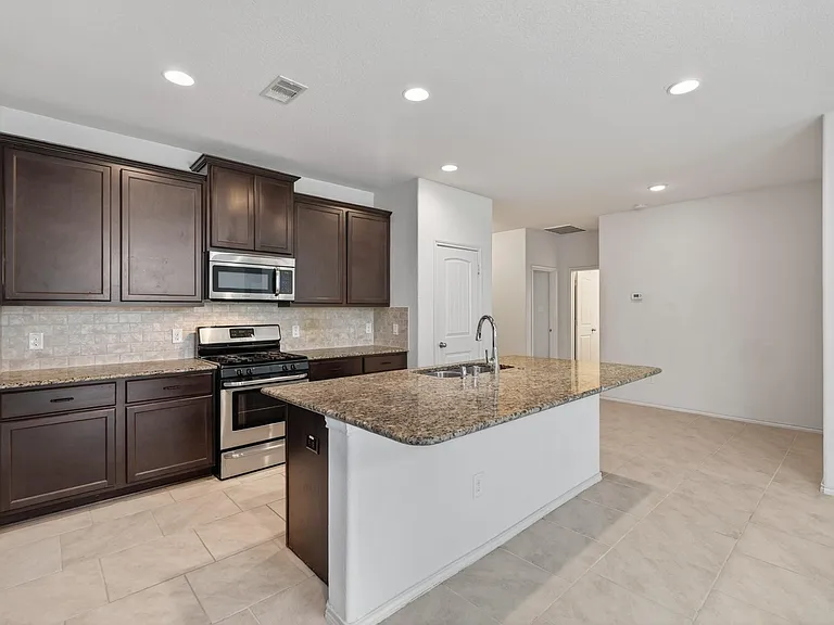 138 Meadow Grove Dr — Photo 16