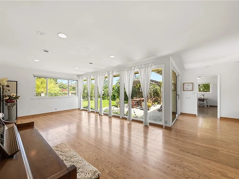 1033 S Isabella Ave — Photo 18