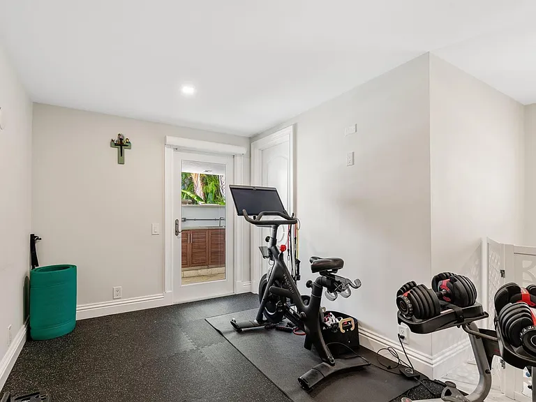 2307 N Riverside Dr — Photo 45