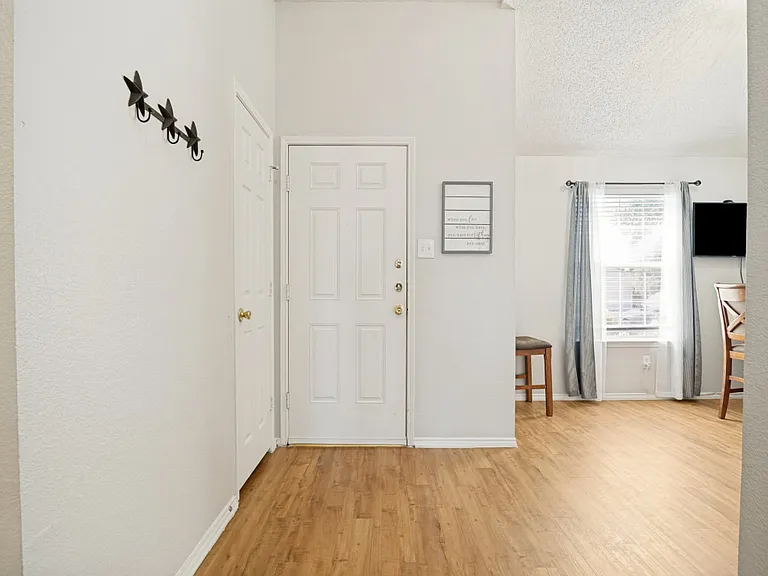 1109 Alexandria Dr — Photo 3