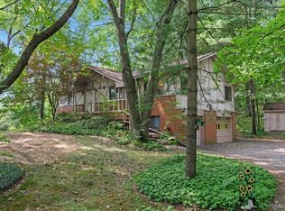 10940 Green Oaks Dr, South Lyon, MI 48178