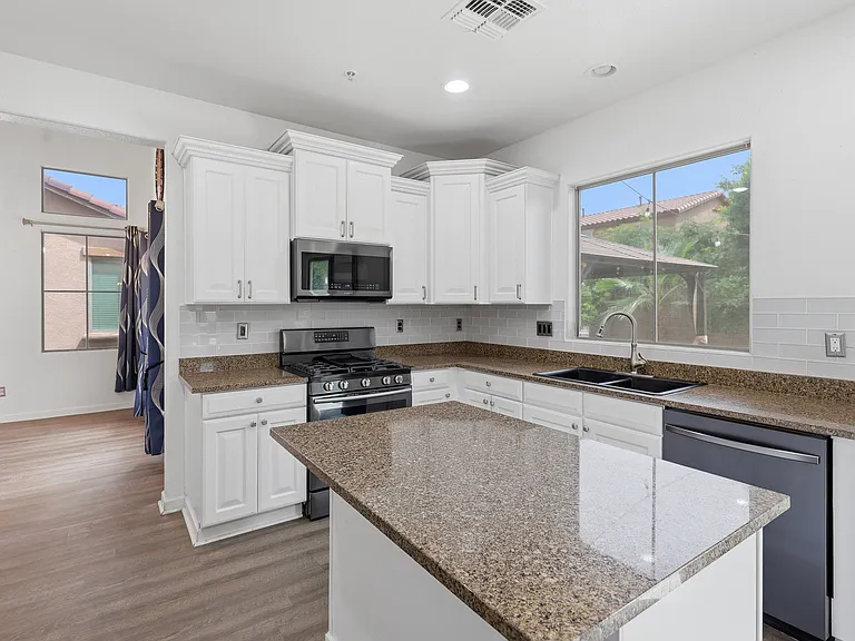 12175 W Chase Ln — Photo 6