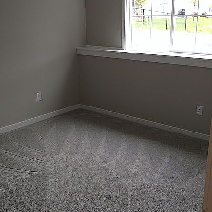 2nd bedroom w/walk-in closet