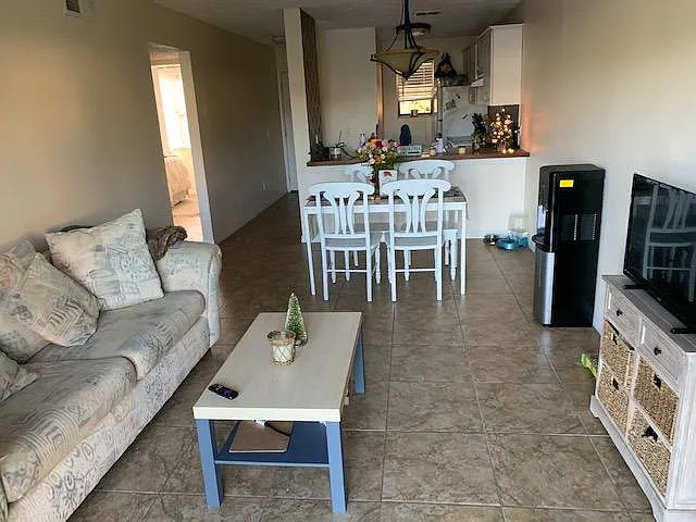 2 bed, 750 sqft, $1,700 — Photo 3